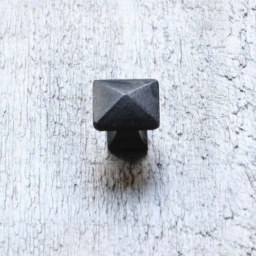 Bouton en fonte pyramide noir