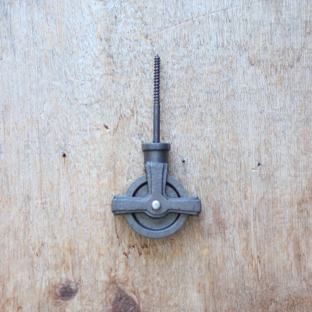 Single pulley on wood screw