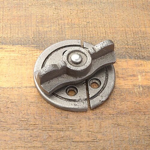 Loquet papillon sur plaque fer antique