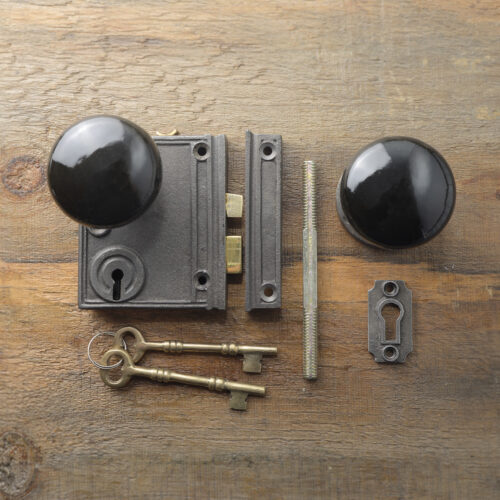 Serrure vertical en fonte avec poignée en porcelaine noire