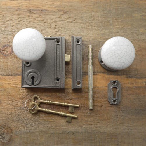 Serrure vertical en fonte avec poignée en porcelaine blanche craquelée